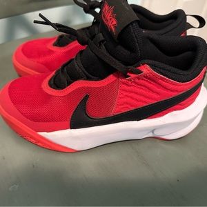 Boys size 5 basketball shoes